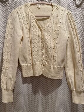Beautiful clasic cardigan, cream